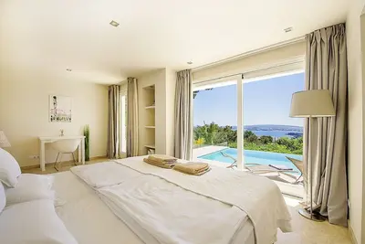 Image de moderne Villa mit Pool und Meerblick in Portals Nous