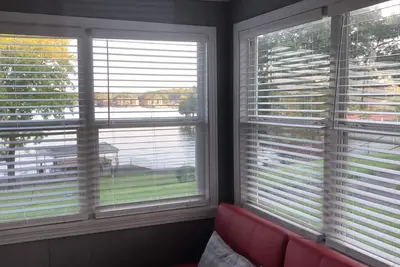 Image de Cozy lakefront cottage (only minutes away from Oaklawn Park & Casino)