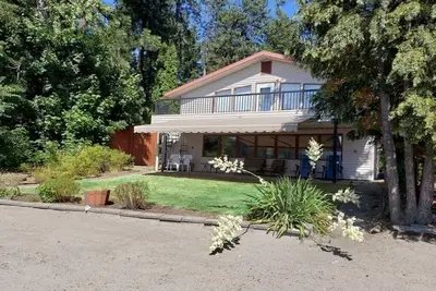 Image de Lakeside House with Private Sandy Beach, Stunning Views, Beach Toys, and Kayaks!