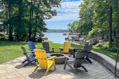 Image de Renovated lake front property on quiet cove with flat yard for outdoor fun