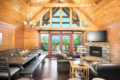 Image de Breathtaking views, 4 king suites, game room, hot tub.