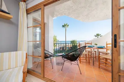 Image de Appartement Lortal en première ligne de plage avec piscines