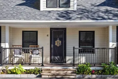 Image de Bumble Bee, The Hive Vacation Getaway