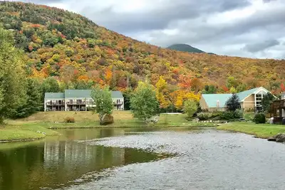 Image de 3 Bedroom 2 Bath Unit Overlooking Pond & Closest to Pools & Sports Club! ! !