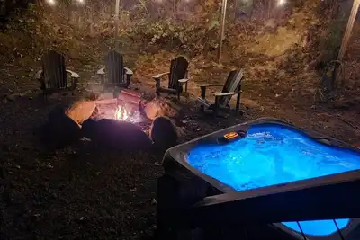 Image de Hot Tub! Sleeps 5! Dog friendly w/View. Near Wcu, Casino, Rafting, Tubing.