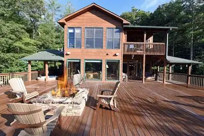 Image de Golden Mountain Tops- Hot tub, Wifi, gas fireplaces, open deck, seasonal view