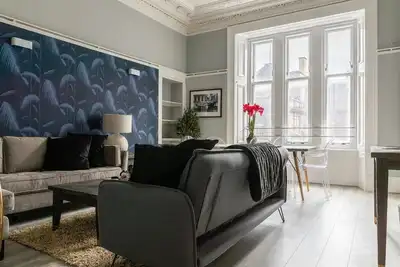 Modern 4-Bedroom City Retreat in Glasgow