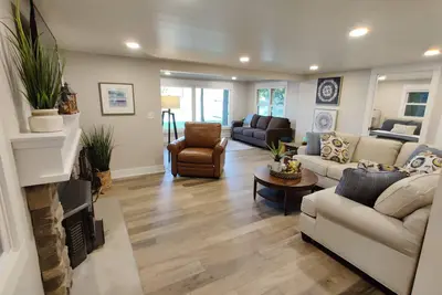 Image de New - Renovated Cottage on Beautiful Bills Lake