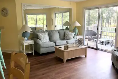 Image de Beautiful condo, golf course view. Close to shops, restaurants and the beach.