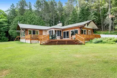Image de Dog-friendly and secluded lakefront gem with a full bar, private dock, and views