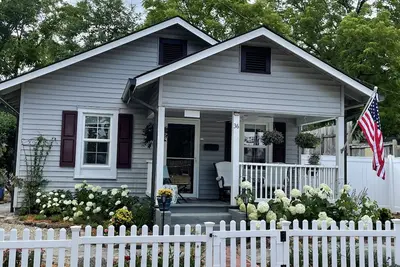 Image de Downtown Southern Comfort * Comfort + Location + Amenities + Carport!