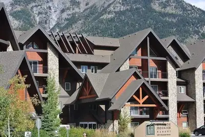 Image de Scenic Resort 2 Bd 2bth luxury, pool, slide & gym, walk to Dt & all Amenities \n