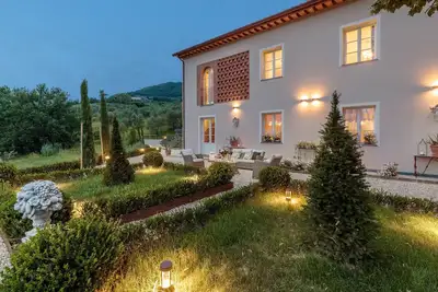 Villa Regina, 4 bedrooms and a luxury style among the vineyards by Lucca Town
