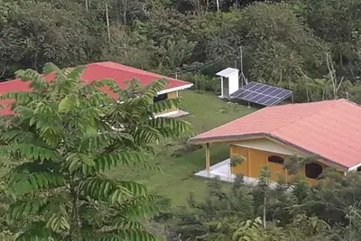 Image de Tropical Retreat Between Mountains and Sea