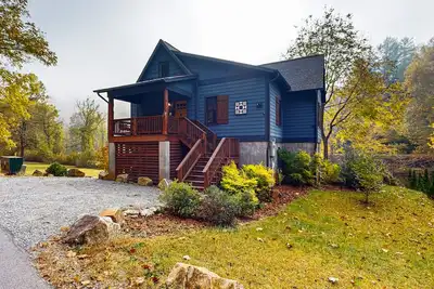 Image de Take in the natural beauty from this elegant riverfront home