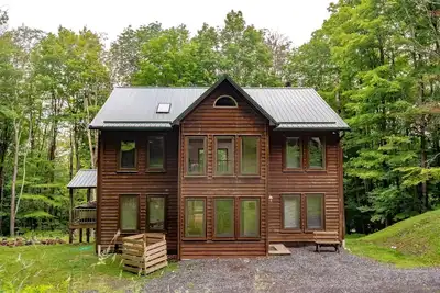 Image de Timberly - 699 Ridge Road<br><br>Timberly - Private Wooded Lot, Outdoor Hot Tub, Pool Table, Pet Friendly, Lake Access!