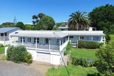 Image de House with self-contained adjoining studio. Great for large groups