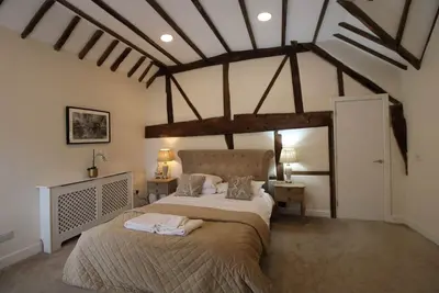 Image de Beautiful town center apartment with high ceilings and beams