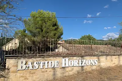 Image de Bastide du Xix au milieu des vignes et des Oliviers