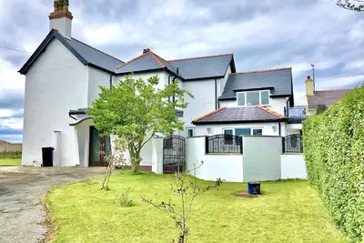 Image de Two 4 or one 8 bed family house sleeps 7/15 close to beach. Full refurb Aug 2020