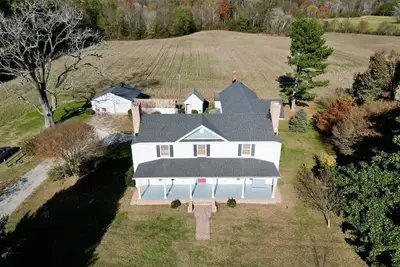 Image de Freshly renovated c1900 Farmhouse in Plainview surrounded by crop fields