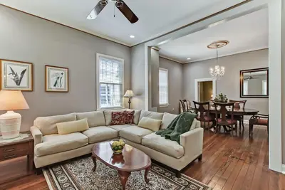 Landmark District /1872 Townhouse/Walk to River, Shopping, Dining /Parking