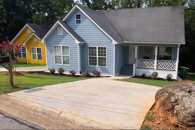 Image de Entire House, Remodeled, New Furniture, Near Downtown, Campus, & Mamas Boy!