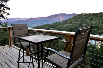 ⭐️AmaZinG Mtn VieW Chalet⛰️! 4bed-2bath close to Np hiking🥾& Downtown G’Burg! ⭐️