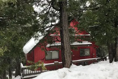 Image de Big Red Cabin 5 min drive to Pinecrest Dodge Ridge Starlink high speed internet