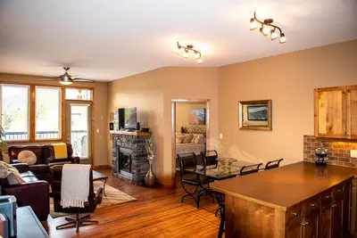 Image de Location Location! ! 2bd2ba Condo in the heart of Downtown Invermere!