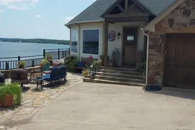 Image de Impeccable Home With Stunning Lake Views