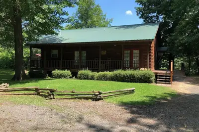 Image de Delightful Log Cottage on the Little Red River with hot tub.