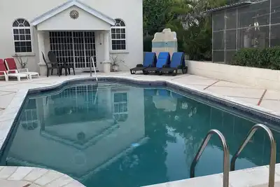 Image de Little Bimshire spacious villa, large pool, private road near shops & bars