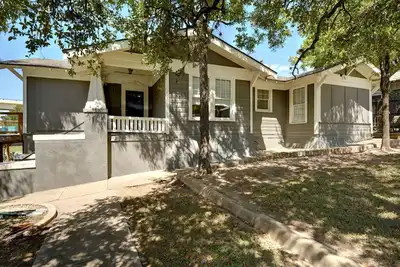 Image de Clarksville Live work space with large conference room.