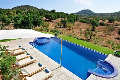Image de Luxury villa with infinity pool & jacuzzi