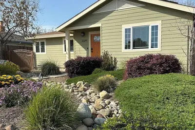 Image de Beautiful 3bdr/1bth Open Plan Home  Safe & Walkable Sacramento Neighborhood