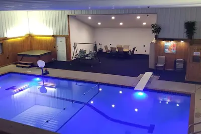 Image de Nfl Draft. 50 minutes to Lambeau field. 4 story house. Private location. Unique.