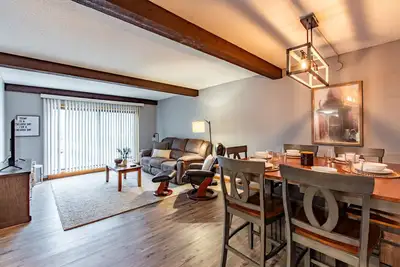 Image de Rustic, Cozy 2 Bed/1 Bath, In-Unit Laundry, Parking + 6 blocks from Mayo!