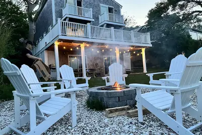 Image de Home with spectacular panoramic ocean views from a bluff high above Cape Cod Bay