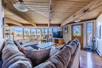 Image de Beautiful home in Fraser with great breathtaking views and private hot tub
