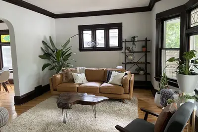 Image de Heart of Lakes & Uptown -walk to coffee, lakes and shops + mins from Moa and Dt