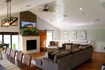Image de New! Elegance on The Farm •Limitless Amenities ♦Pool ♦Hot Tub ♦Fish Pond +more!