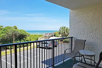 Oceanfront condo, direct access to beach and pool, 2 king beds, covered balcony