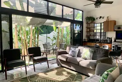Image de Villa Cocos, Modern Family Retreat, Cozy & Private just 3 Blocks from the Beach