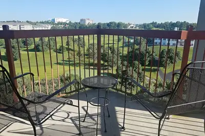 Image de Spacious 2 B/R  Suite next to Thousand Hills Golf near Theater Strip (center)