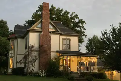 Image de Completely restored 1885 Queen Ann style home located next to the temple lot.