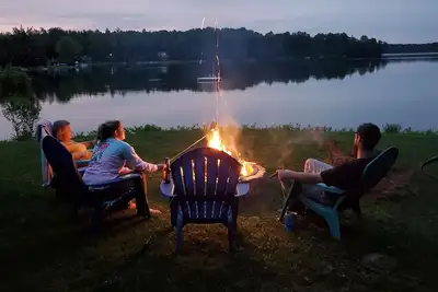 Image de Enjoy the Leisurely Camp Life - Galway Lake Spacious Waterfront Home