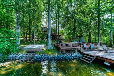 Image de Lakefront Lodge w/private dock, wraparound deck, foosball, Free Wifi!