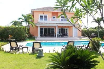 Image de 7bd guest-friendly villa in beachfront resort, private pool, sports courts!