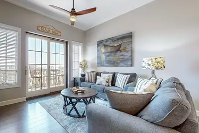 Image de Elegant condo with 2 community pools, hot tub, & beach access across the road